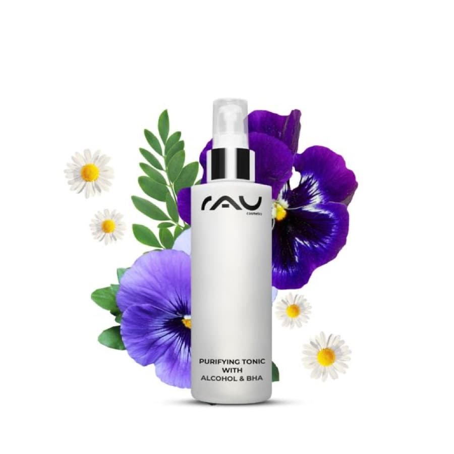 RAU Purifying Tonic mit BHA, umgeben von Stiefmütterchen und Kamille